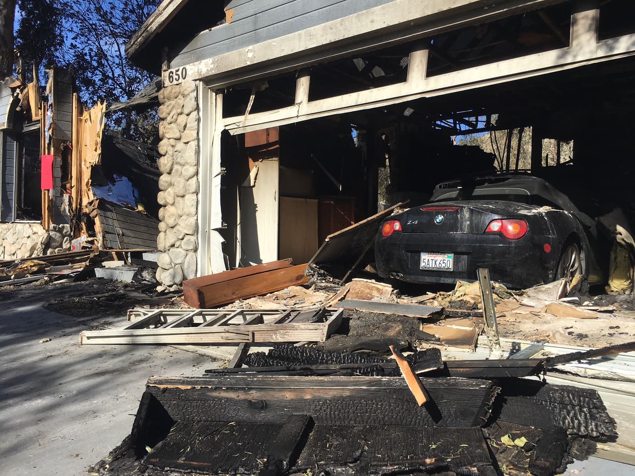 Un BMW terminó dañado en la cochera de una vivienda en Sylmar, en el norte de Los Ángeles.