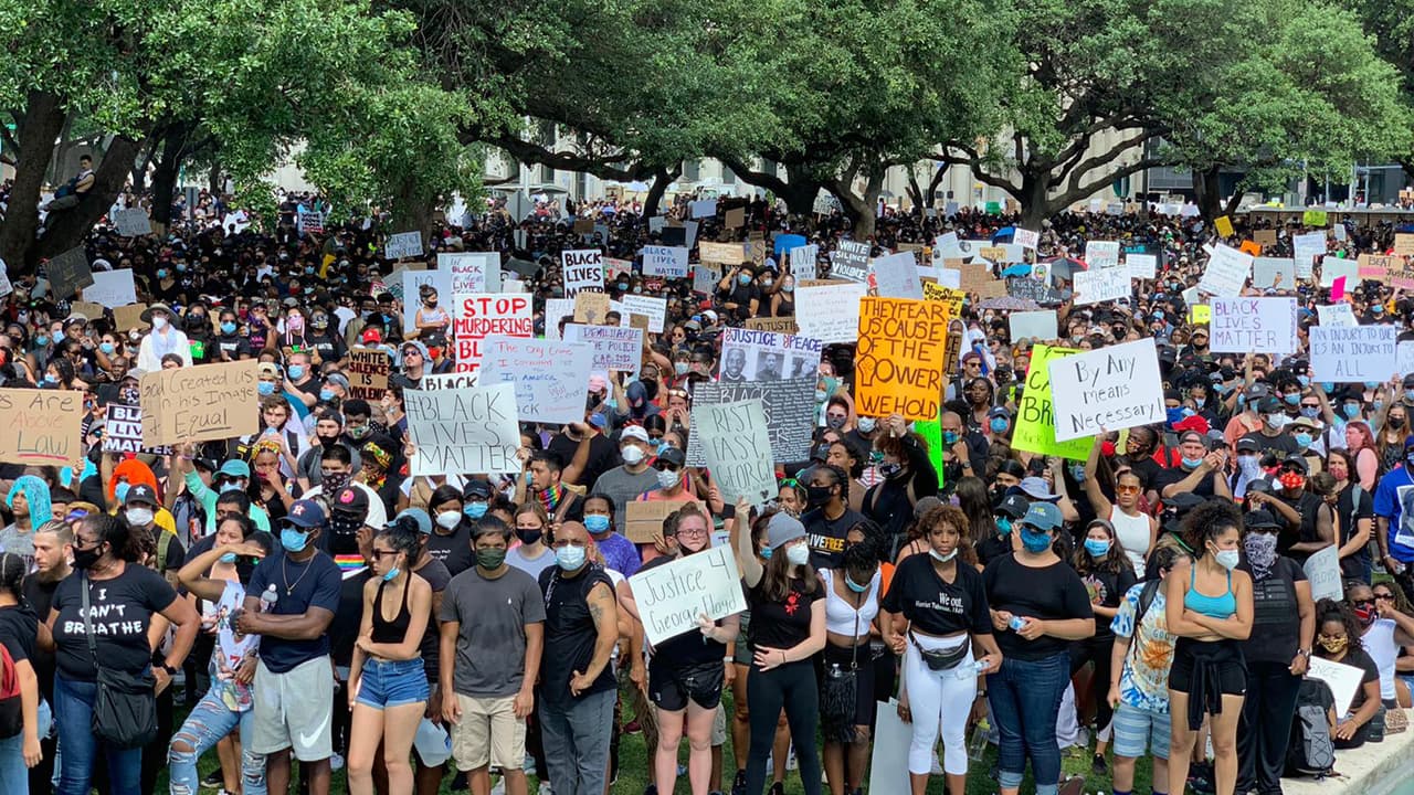 Personas de todas las razas estuvieron caminando para honrar la memoria de George Floyd.