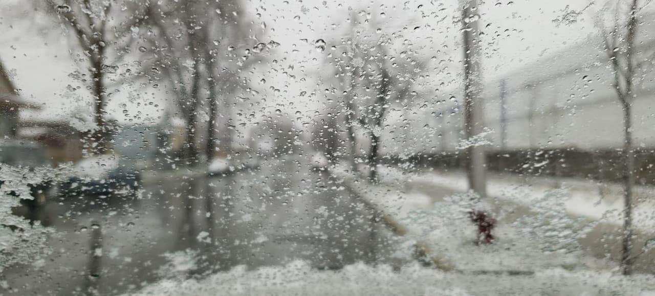 La nieve se acumula en las calles de Chicago.