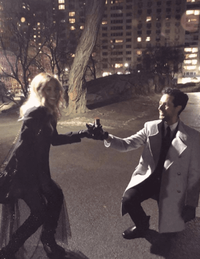 Un momento lleno de felicidad y romanticismo, que ella misma compartió en sus redes sociales. Lista para dar el siguiente paso en una relación de cuatro años con el hombre que aseguró es "más que mi príncipe azul... el amor de mi vida".