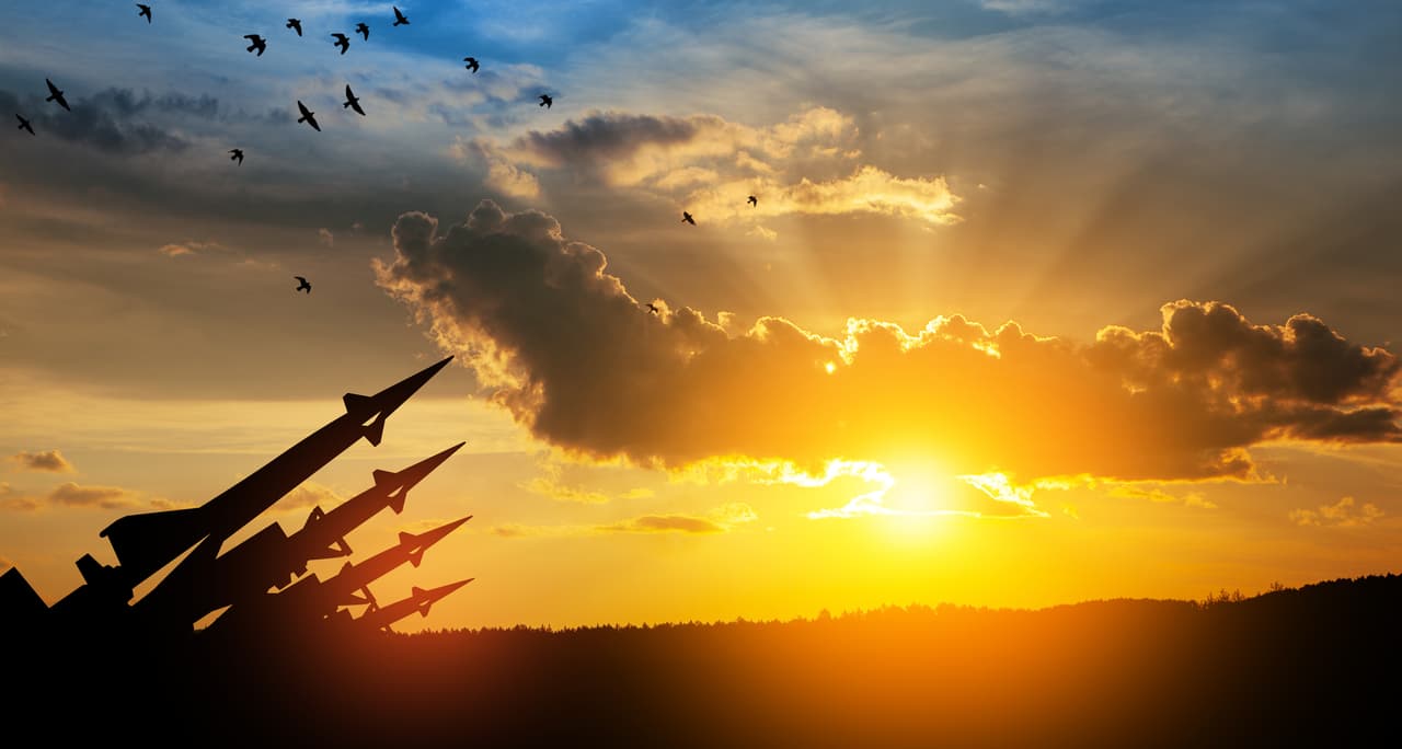 La imagen de un holocausto nuclear es, para muchos, propia de películas de ciencia ficción o videojuegos. Pero el hecho es que 
<b>al menos nueve países tienen más de 14,400 cabezas nucleares</b>, de acuerdo con un reporte de 2018 del Instituto Internacional de Estudios para la Paz (Stockholm International Peace Research Institute, SIPRI). Dos países del mundo concentran el 92% de estas armas: Rusia y Estados Unidos, añade el informe. 
<br>
<br>La base aérea que sobrevoló el 
<a href="https://www.univision.com/noticias/politica/eeuu-cree-globo-espia-chino-red-espionaje">supuesto globo espía chino</a> que fue derribado el 4 de febrero, situada en Montana, es una de las tres en todo el país que guardan 400 misiles intercontinentales (
<a href="https://www.univision.com/noticias/estados-unidos/eeuu-prueba-misil-balistico-intercontinental-minuteman-iii">llamados “minuteman”</a>), capaces de atacar cualquier sitio de la tierra con un arma nuclear en cuestión de minutos. En este contexto, la publicación 
<i>Risk Analysis</i> difundió un informe que estudió 38 islas, que por su naturaleza se consideran como sitios más "seguros" en medio de extraordinarias circunstancias, y detalla cuáles serían las que tendrían más posibilidades de sobrevivir un holocausto nuclear, según 
<b>su capacidad de autosuficiencia midiendo sus comunicaciones, producción de energía, agricultura e infraestructura</b>, entre otros factores. Estos son los resultados.