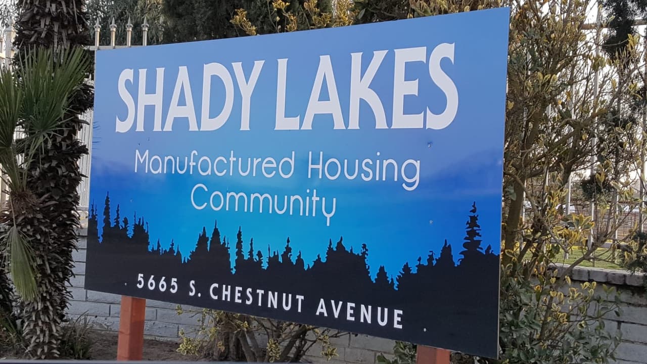 La comunidad de casas móviles Shady Lakes, ubicada en la Av. Chestnut en Fresno, se encuentra indignada ante las decisiones tomadas por 
<b>los nuevos dueños de la propiedad, la compañía Harmony Communities,</b> quienes adquirieron el terreno a principios de 2019.