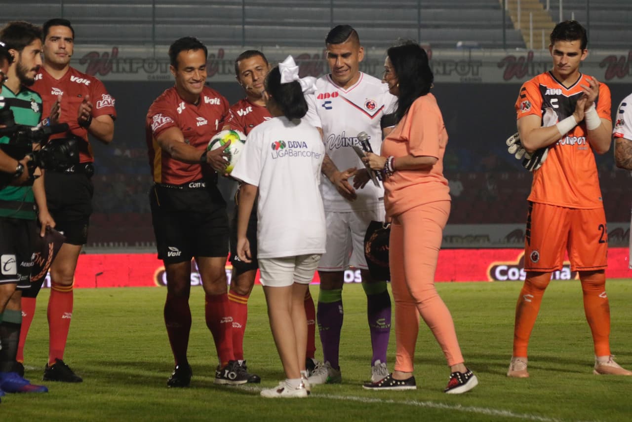 Las mujeres fueron protagonistas en el protocolo previo al juego entre Veracruz y Santos Laguna.