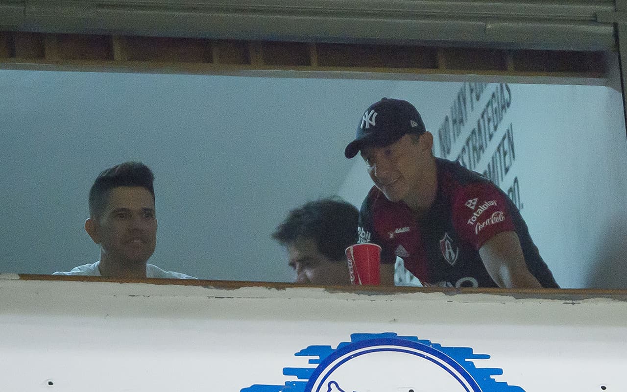 Uno de los hechos llamativos del juego fue la presencia de Andrés Guardado (derecha) en uno de los palcos del Estadio Jalisco.