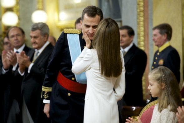 Aunque entre los miembros de la realeza las muestras de afecto en público no son usuales, Letizia besó en la mejilla a su compañero de vida durante la ceremonia en que oficialmente se convirtió en el rey de España, el 19 de junio de 2014.