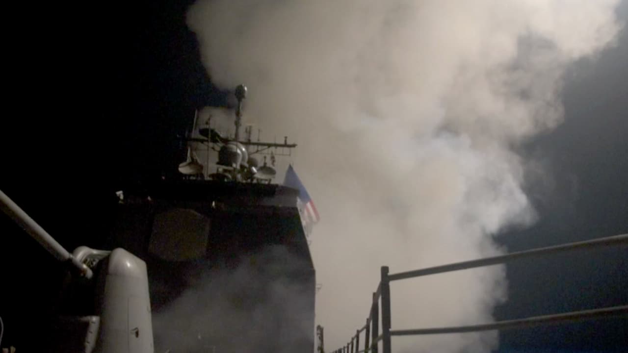 El buque misilístico USS Monterey justo antes del disparo de un proyectil durante la operación. Los objetivos del ataque fueron un centro de investigación científica ubicado en Damasco, dos instalaciones de almacenamiento de armas químicas –una de ellas se encuentra al oeste de Homs– y un importante puesto de mando.