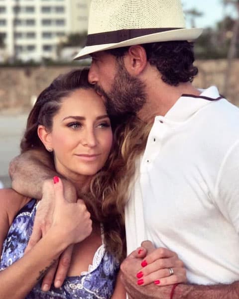 Desde que tiene una relación con Geraldine, el actor se la pasa derramando miel a donde quiera que va.