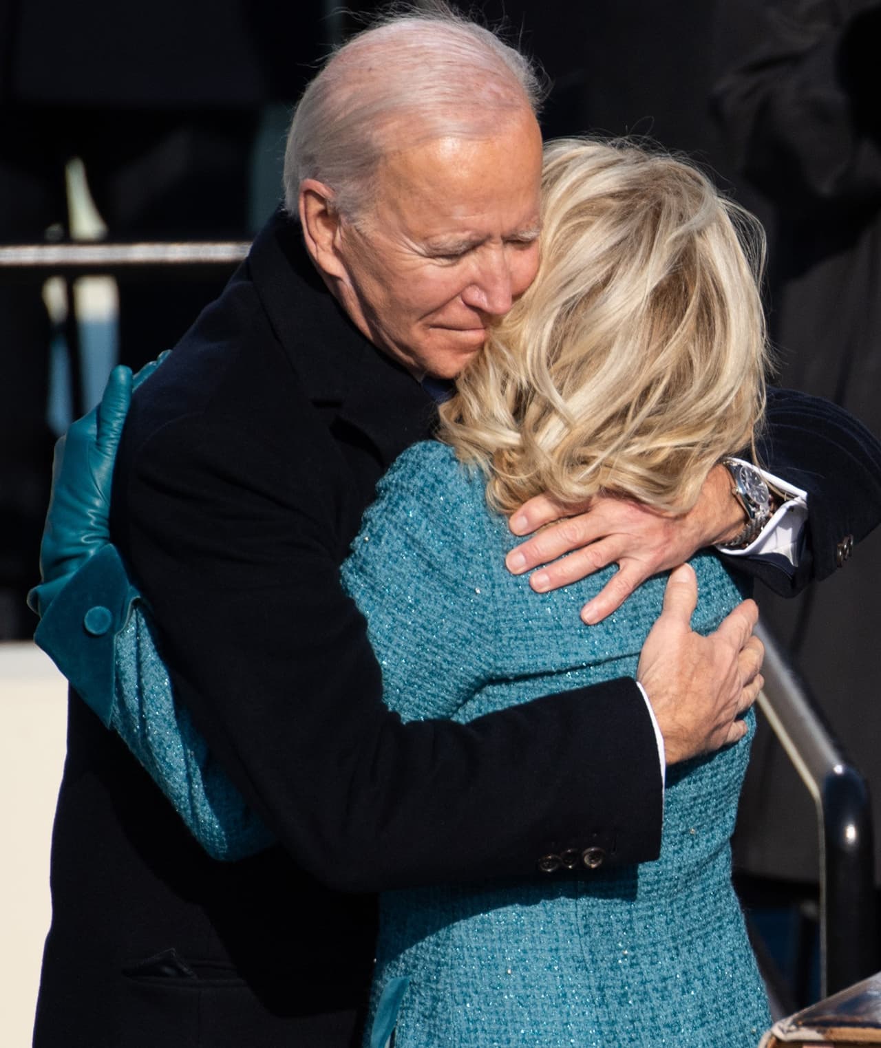 El abrigo personalizado de la marca de lujo especializada en ropa de mujer, 
<b>Markarian</b>, hizo juego con un vestido del mismo color, que acompañó con una máscara facial de seda.