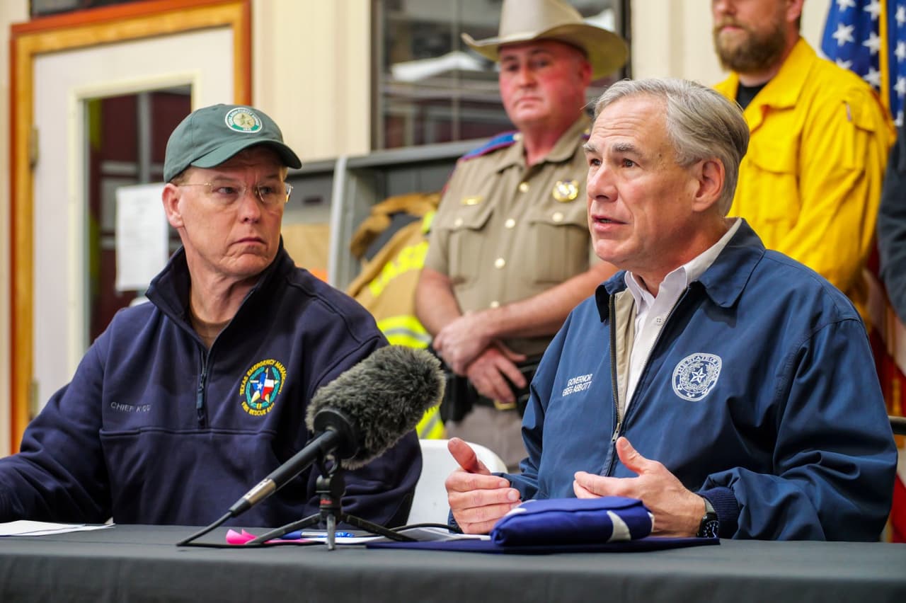 El gobernador Greg Abbott declaró zona de desastre en 11 condados del norte de Texas por fuertes incendios