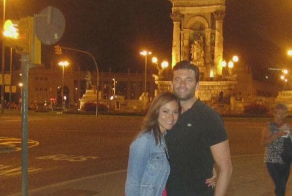 Satcha y Aaron viajaron por todo el mundo cuando eran novios, pero fue en Barcelona, en el año 2012, cuando su novio la sorprendió 
<a href="https://www.univision.com/shows/despierta-america/un-romance-lleno-de-aventuras-y-momentos-inolvidables-la-historia-de-amor-de-satcha-pretto-y-aaron-butler-fotos" target="_blank">proponiéndole matrimonio</a>.