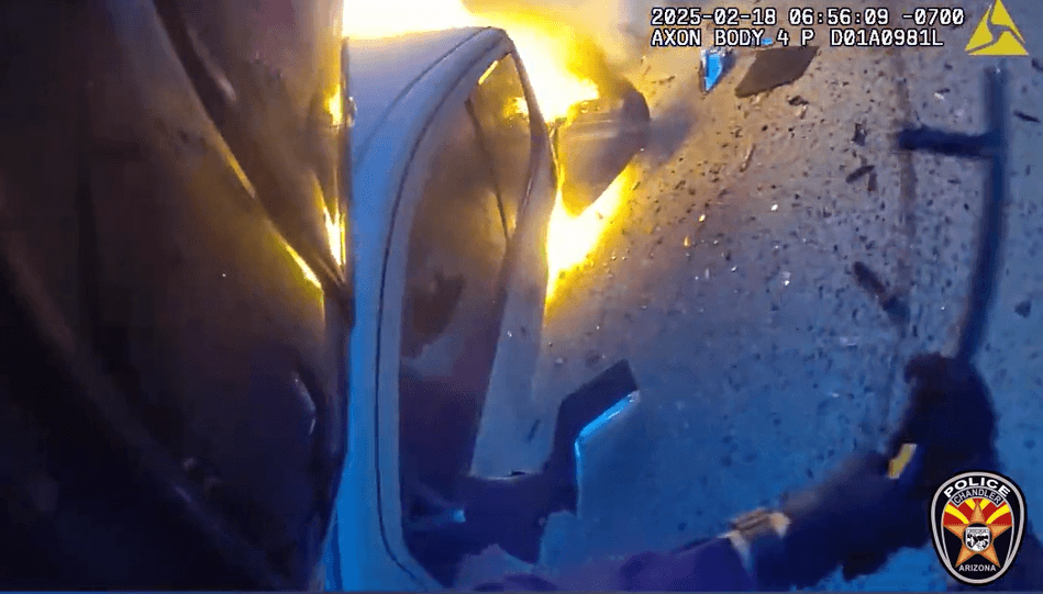 El policía se sumó a los esfuerzos. Tomó el tolete que tenía en su motocicleta y 
<b>golpeó la ventanilla con fuerza en varias ocasiones, hasta que logró abrir en ella un agujero</b>; después metió el instrumento en él para remover los vidrios rotos.