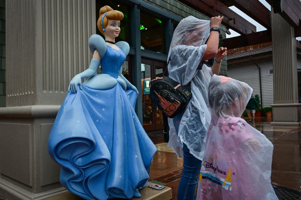 La administración de Walt Disney World informó que su prioridad es
<b>la seguridad de sus trabajadores y de sus visitantes,</b> por lo que no reabrirán hasta revisar
<b><a href="https://www.univision.com/local/orlando-wven/refugios-de-emergencia-en-orlando-ante-la-llegada-del-huracan-milton" target="_blank">qué impacto, si alguno, les deja el huracán Milton</a></b>.