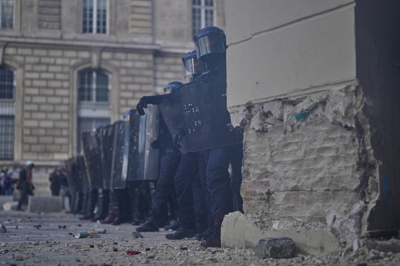 La policía se enfrenta a manifestantes durante una protesta contra el aumento del costo de vida, sumándose a las quejas de los estudiantes, en París, el sábado 17 de octubre de 2026.