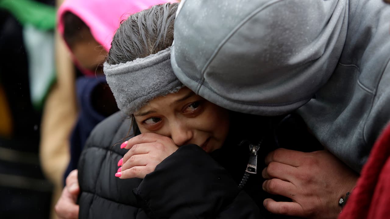 Las familias de las víctimas lamentaron profundamente la pérdida de sus difuntos. Con veladoras y rezos, la comunidad ofreció simpatía y solidaridad.