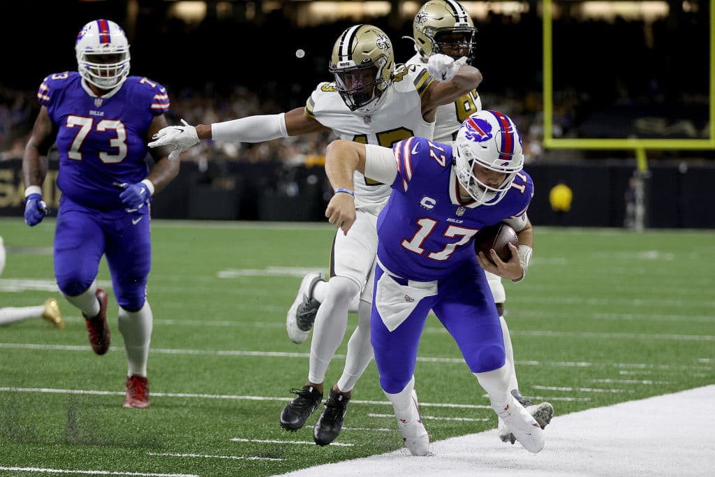 Los Chicago Bears le roben el primer triunfo a Detroit en los últimos segundos 16-14, Las Vegas Raiders sufren mucho en Dallas, pero vencen 36-33 en el overtime y Buffalo aplastó a New Orleans 31-6 en el Superdome.