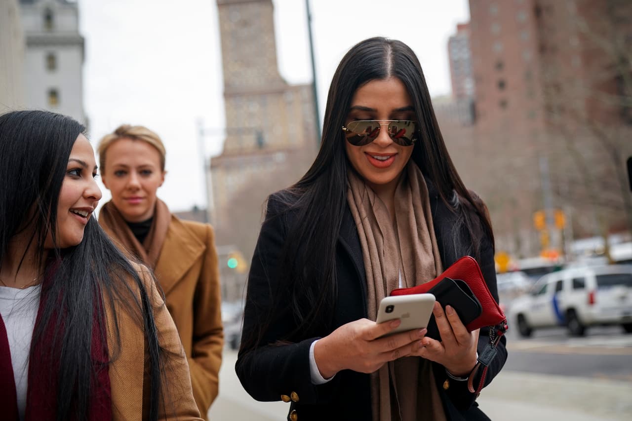 Playeras, gorras y sudaderas: la esposa de 'El Chapo' Guzmán crea marca de ropa inspirada en el narcotraficante 