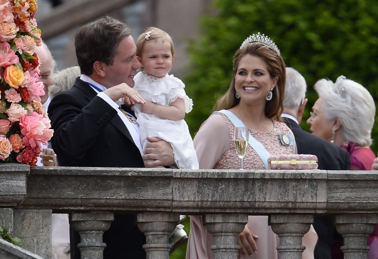 La pareja fue fotografiada a pocos días del alumbramiento muy contenta junto a su primogénita, la princesa Leonore.