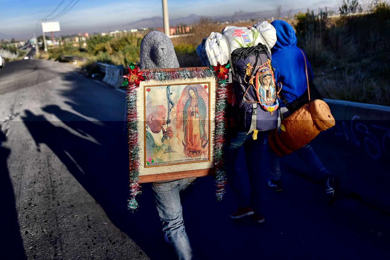 Para muchos la tradición es llegar a pie hasta la basílica, así sea de muy lejos. Estos peregrinos van caminando por Amecameca y se dirigen a la basílica de Guadalupe, a unas 38 millas.