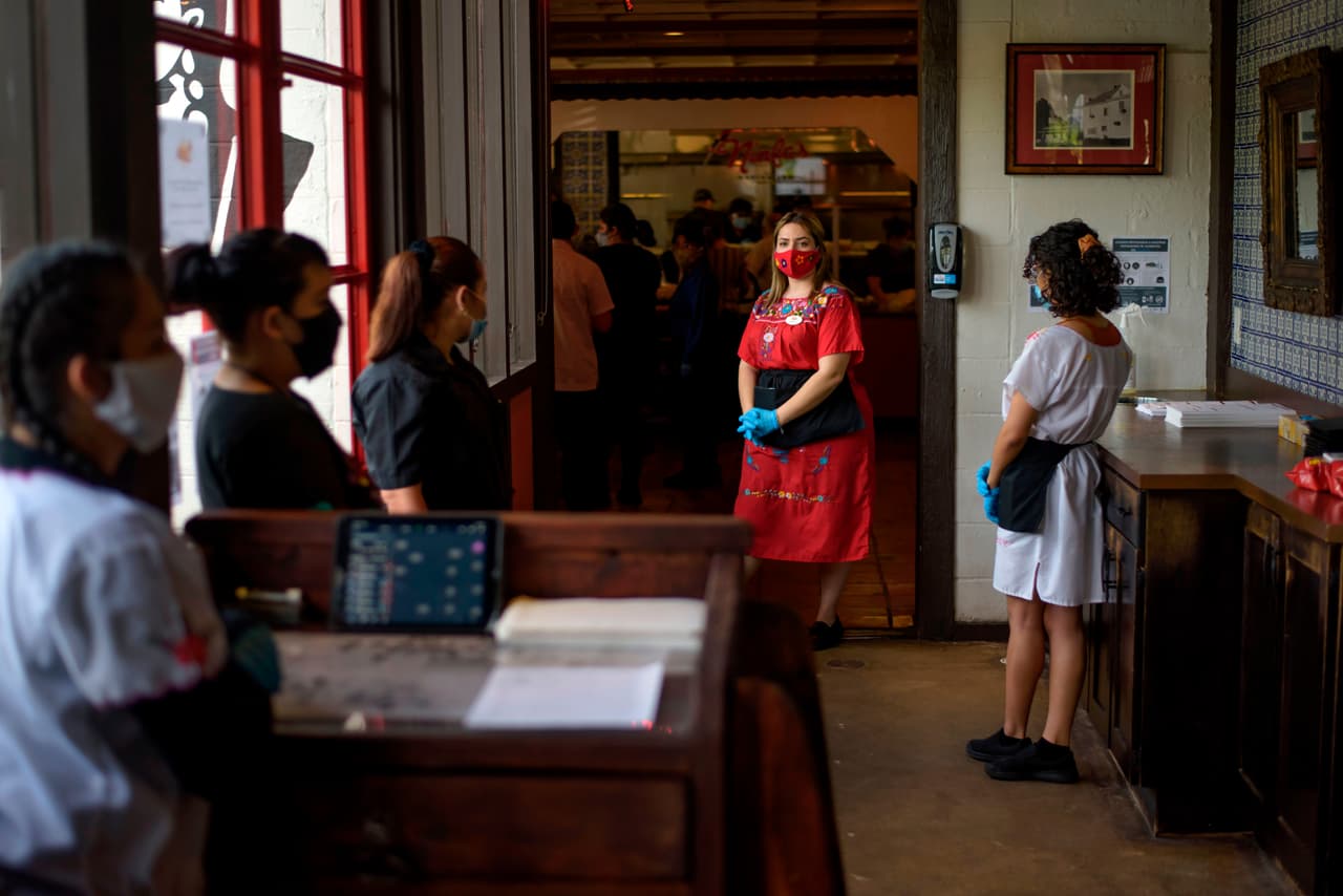 Los grupos de comensales deberán mantener al menos 6 pies de distancia de otros grupos en todo momento, incluso mientras esperan mesa. Los lugares que puedan garantizar una división de al menos 6 pies de altura sobre el nivel del suelo entre las mesas no están obligados a respetar los 6 pies de distancia.
