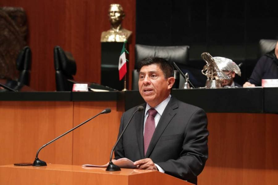 Específicamente, el senador de la Morena,
<b>Salomón Jara, </b>quien presentó una iniciativa para prohibir la transmisión de reggaeton en las emisoras de radio y televisión de México.