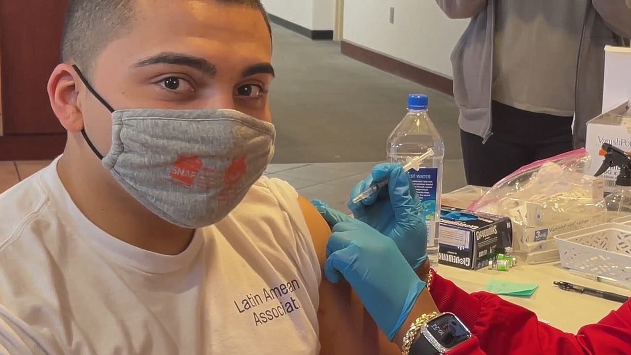 Este martes se lleva a cabo una jornada de vacunación contra el covid-19 en la Asociación Latinoamericana