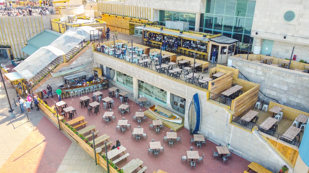 Las cubiertas del restaurante son de temporada, pero hay una zona interior para los meses más fríos. También dicen que van a tener cobertores para la lluvia.
