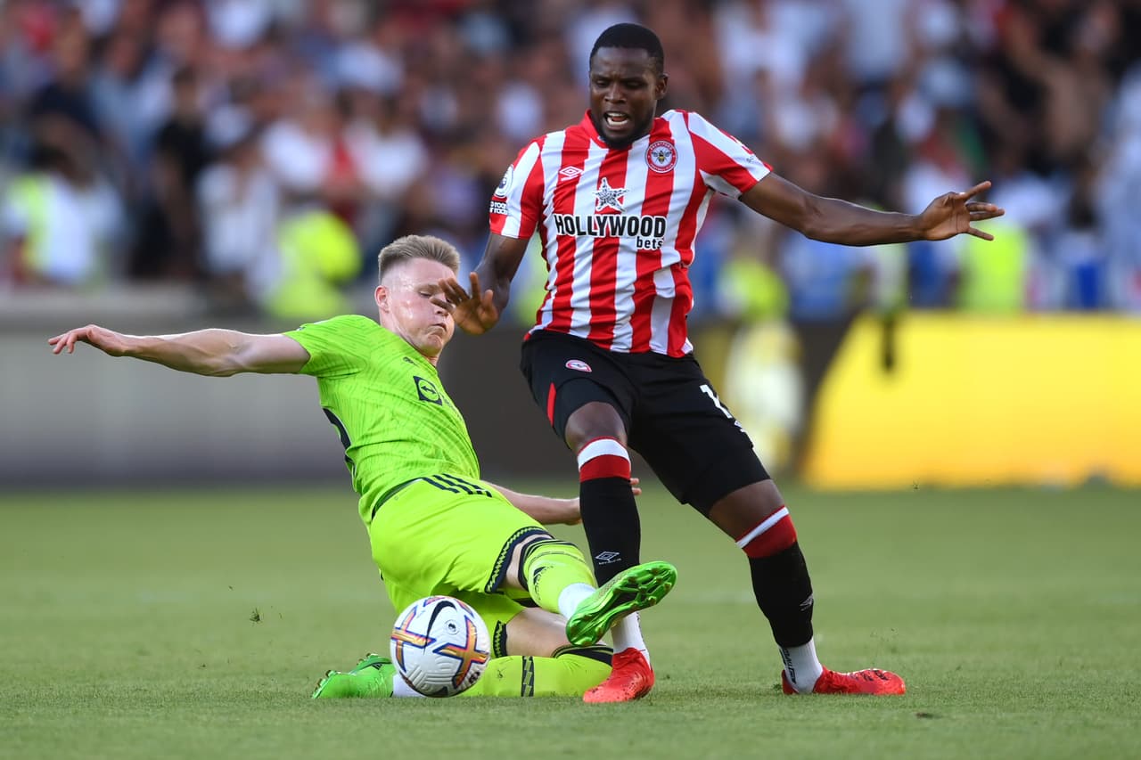 Brentford goleó 4-0 al Manchester United en la Jornada 2 con goles de Josh Dasilva, Mathias Jensen, Ben Mee y Bryan Mbeumo; su primera victoria sobre los Red Devils desde 1938.