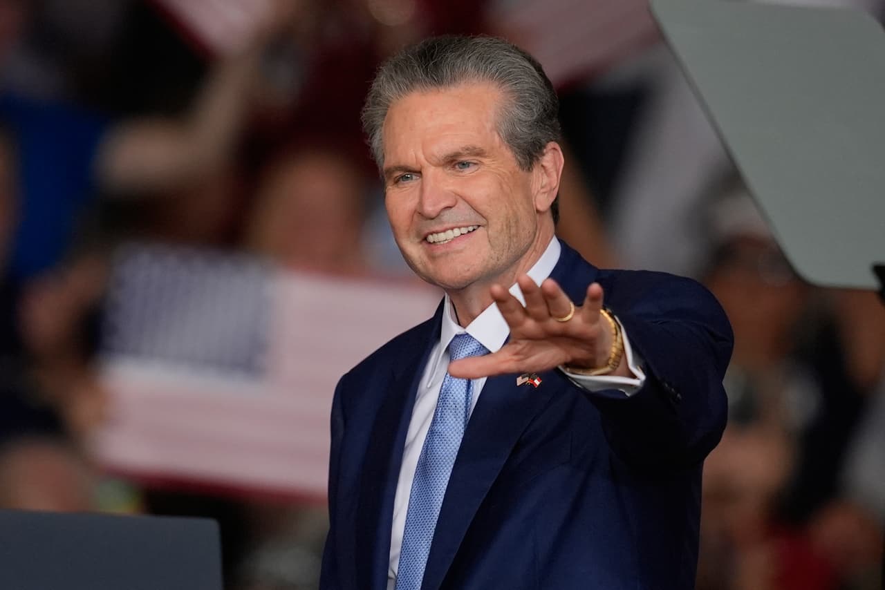 El candidato a gobernador de Georgia, Rick Jackson, pronuncia un discurso antes de la llegada del presidente Donald Trump a un mitin de campaña en el aeropuerto municipal de Dalton, el viernes 16 de octubre de 2026, en Dalton, Georgia.