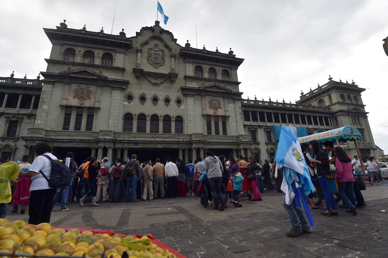 Morales ganó unas elecciones que siguieron a la caída del expresidente Otto Pérez Molina por acusaciones de corrupción, en medio de una ola de protestas.
