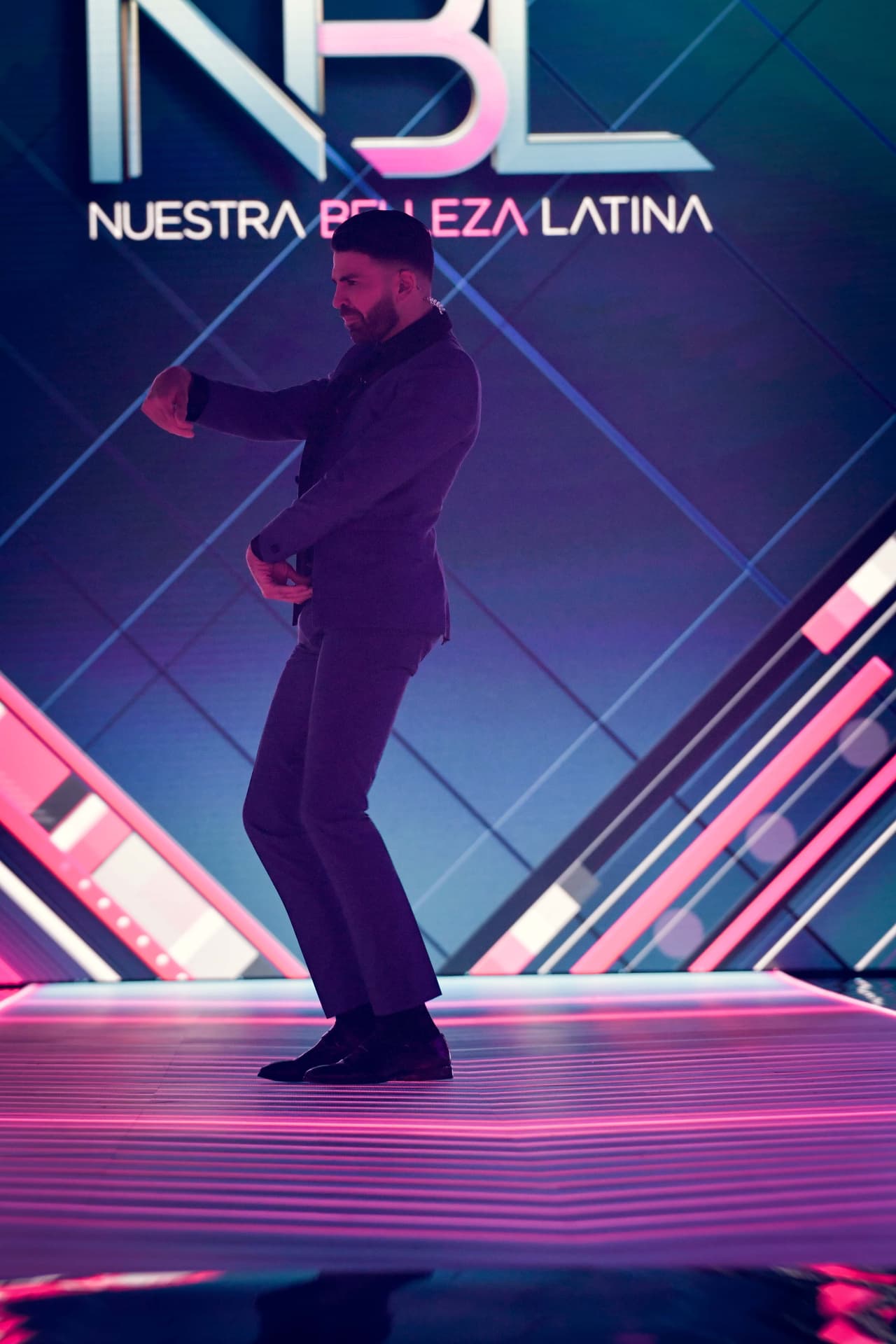 Pero Jomari no estaba dispuesto a quedarse bailando solo en la pista, para continuar le pidió a Giselle que lo acompañara.