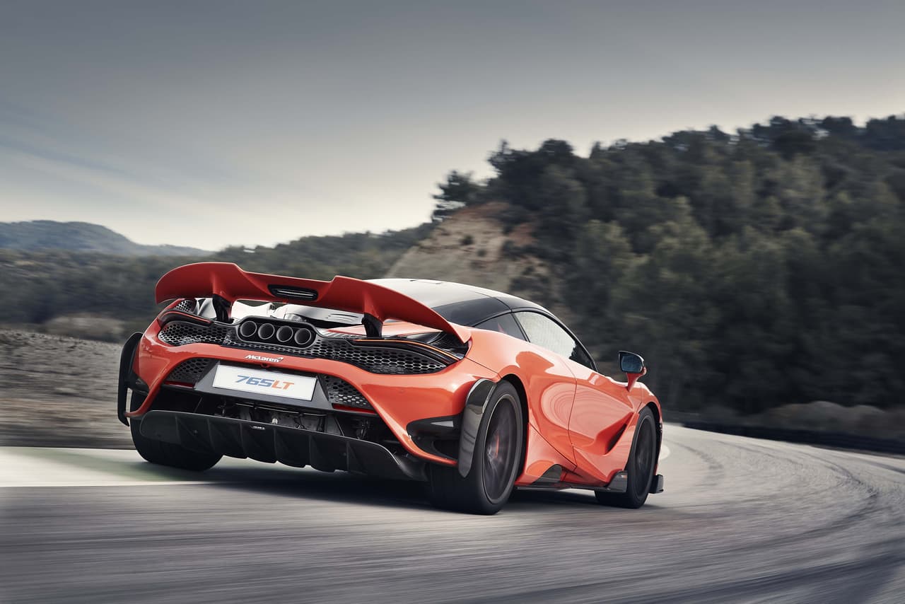 La batería de iones de litio en este carro es 6.6 libras (3 kg.) mas liviana que la del 
<b><u><a href="https://www.univision.com/carros/pruebas-de-manejo/prueba-mclaren-720s-2019-el-supercarro-perfecto">McLaren 720S</a></u></b>. 
<br>