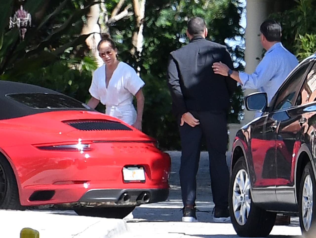 Page Six sugirió que "quizás el expelotero publicó la foto porque sabía que la estrella de 'Hustlers'', de 52 años, probablemente no la vería porque lo dejó de seguir" en Instagram. 
<br>