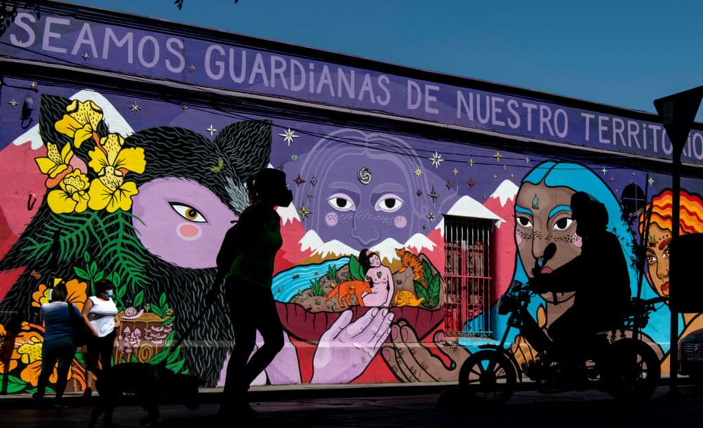 <h3 class="cms-H3-H3"><b>9. Barrio de Yungay, Santiago de Chile, Chile</b></h3>
<br>
<br>Este barrio está ubicado en el lado norte de la importante avenida Alameda. Se convirtió en Patrimonio Nacional al ser el primer barrio planificado de la capital chilena y mantiene su reputación de vecindario vanguardista. El barrio ha ganado aún más fama desde que 
<a href="https://www.univision.com/shows/noticiero-univision/sere-un-presidente-que-cuide-la-democracia-y-no-la-exponga-gabriel-boric-mandatario-electo-de-chile-video">el joven presidente del país, Gabriel Boric</a>, decidió mudarse allí en marzo de 2022. Yungay es una zona bohemia que también tiene un atractivo gastronómico. En este barrio se encuentran lugares como el Museo de la Memoria y los Derechos Humanos, el gran parque Quinta Normal y el Teatro Comunitario Novedades.