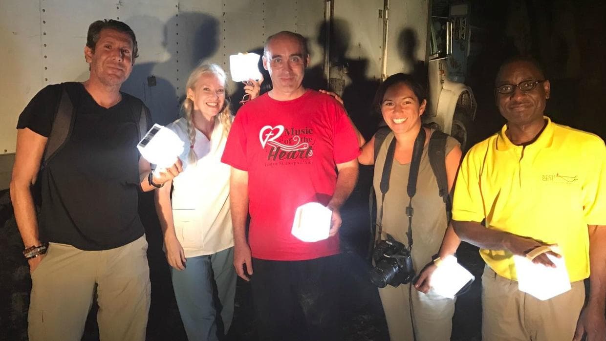 Voluntarios después de entregar ayuda a la aislada comunidad de L'Asile, en el sudoeste de Haití. De izquierda a derecha: Michael Capponi y Alison Thompson, párroco Padre David Fontaine y Danielle Dreis.