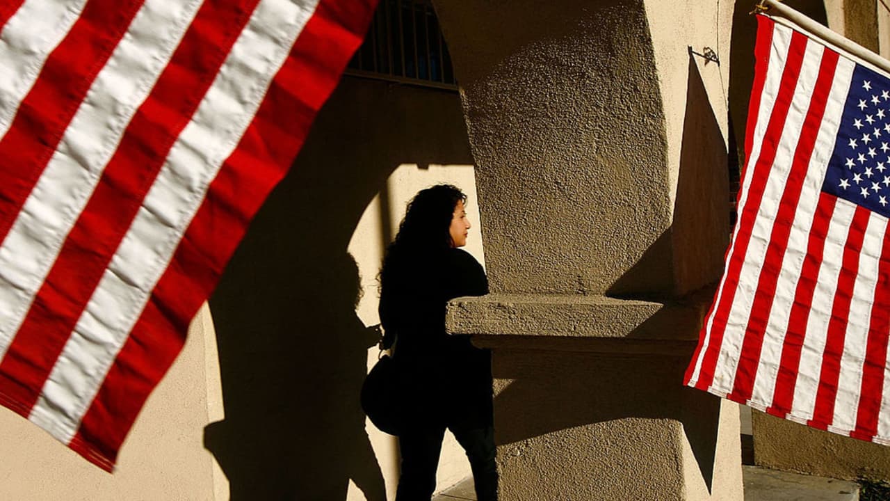 ¿Qué piensan los votantes latinos del actual cierre del gobierno? Esto revela una encuesta