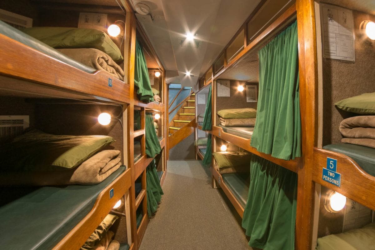 Según reportes más de 33 personas dormían en estos compartimientos, debajo de la cubierta cuando estalló el fuego y las autoridades temen que hayan quedado atrapadas entre las llamas.