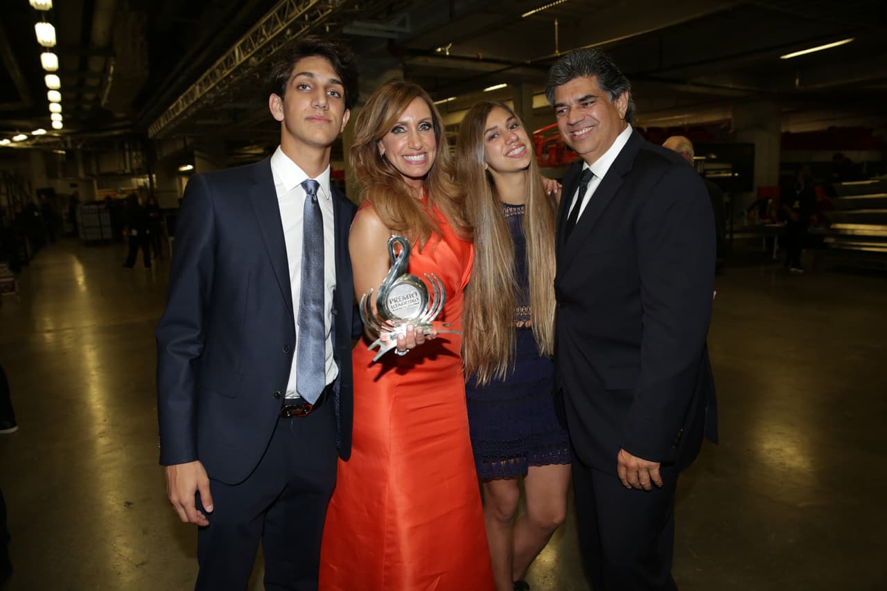 Muy orgullosa con su esposo e hijos.