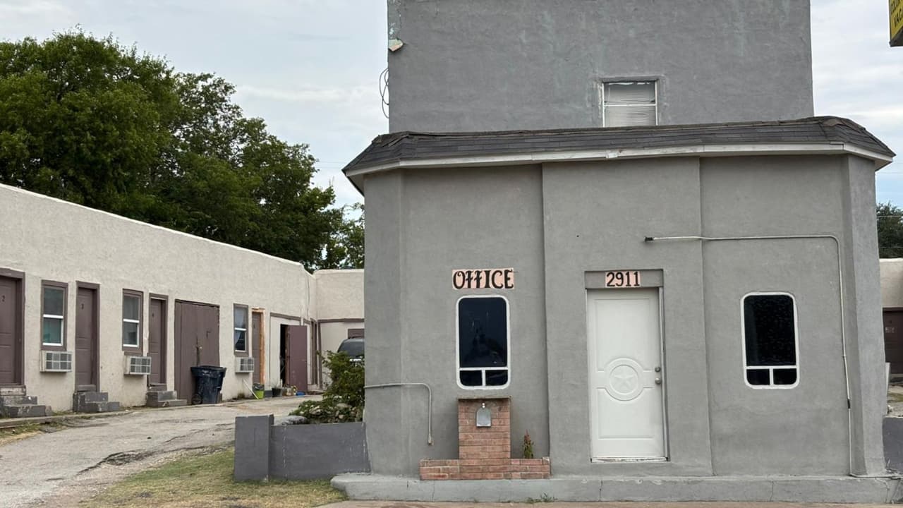 <h3 class="cms-H3-H3">¿Qué tipo de lugar es el motel? </h3>
<br>El motel donde ocurrió el crimen se ubica sobre una de las avenidas más transitadas de Fort Worth y es conocido por ofrecer alojamiento a bajo costo. La zona ha registrado
<b> incidentes previos relacionados con violencia, lo que preocupa a vecinos y autoridades. </b>