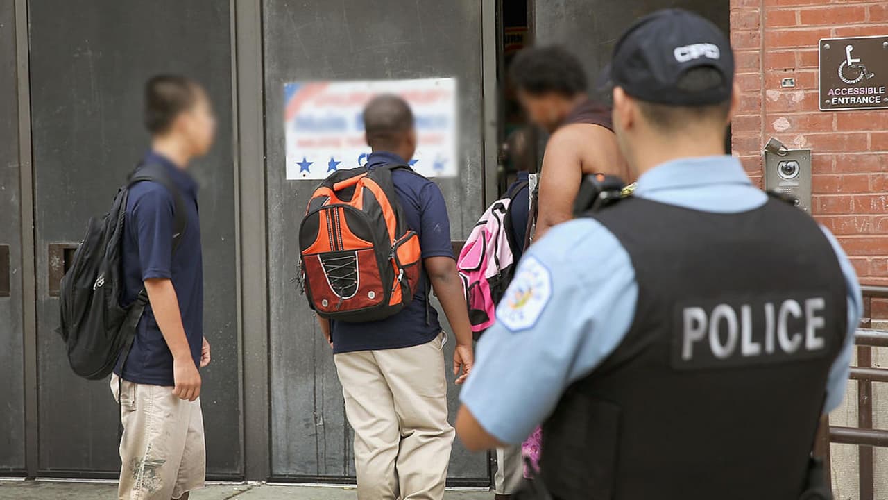 Revelan video donde sospechoso se enfrenta a tiros con policías de Chicago