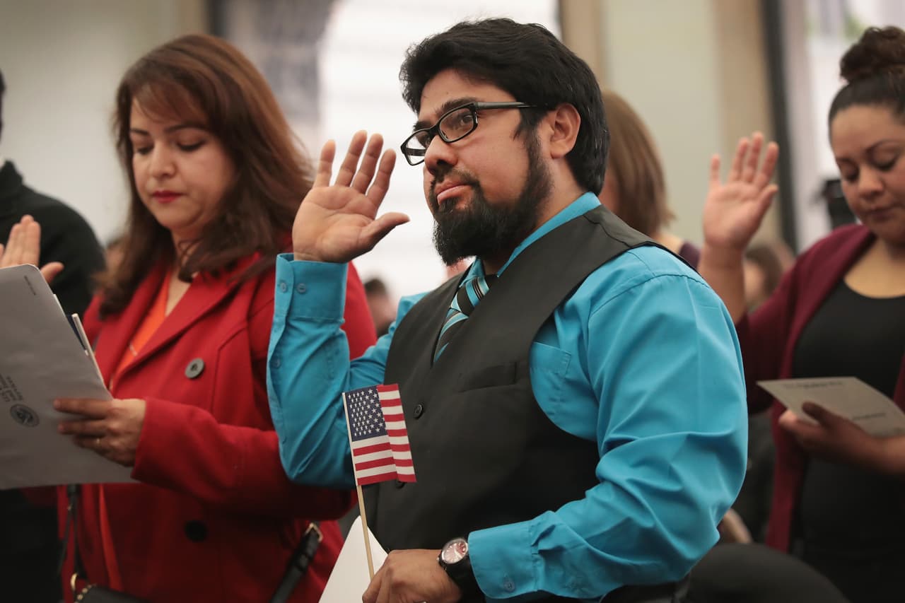 <b>3. Realizar el pago semanal de 75 trabajadores latinos en EEUU</b>
<br>Según el Ministerio de Trabajo de los Estados Unidos, 
<a href="https://www.bls.gov/news.release/wkyeng.t03.htm">los trabajadores latinos entre los 25 y los 54 años ganan en promedio a la semana 680 dólares.</a> Con la chaqueta de Melania, se podrían pagar a 75 trabajadores sus jornadas laborales de una semana.