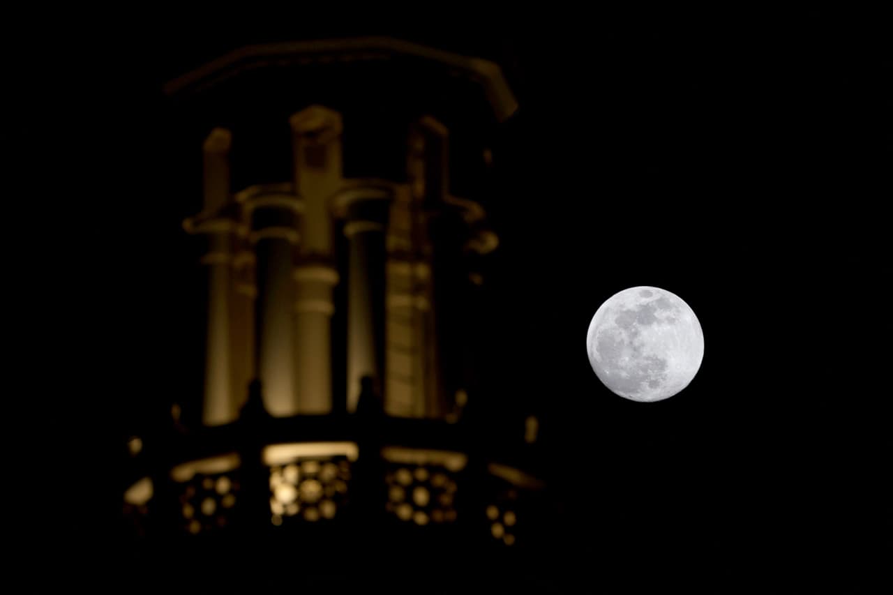 Imagen de la superluna detrás de una mezquita en Dubai, Emiratos Árabes Unidos.