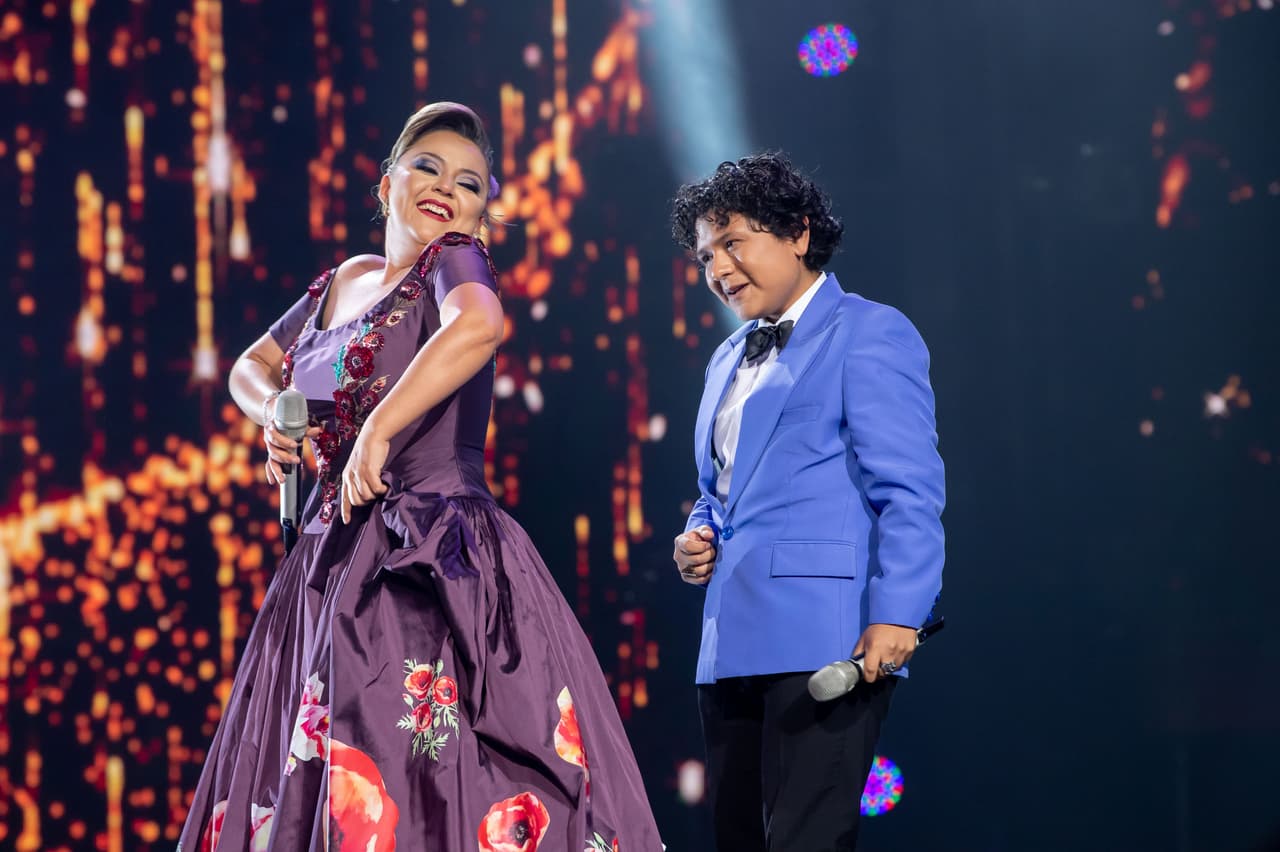 Consuelo Duval no dejó pasar la oportunidad de pedirle a Verónica y Luigui que revivieran el dueto que en la década de los '90 realizaron Rocío Dúrcal y José José. La pareja subió al escenario para interpretar de manera magistral el tema 'Me Basta'.