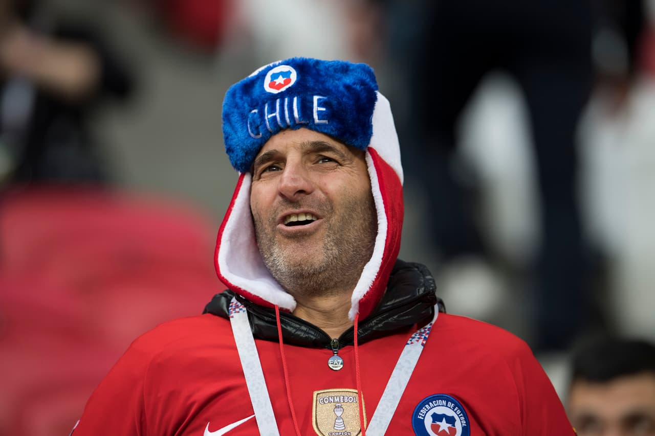 Que, aunque muchos de sus integrantes iban con sombreros rusos, no dejaban de lado su pasión por 
<i>La Roja.</i>