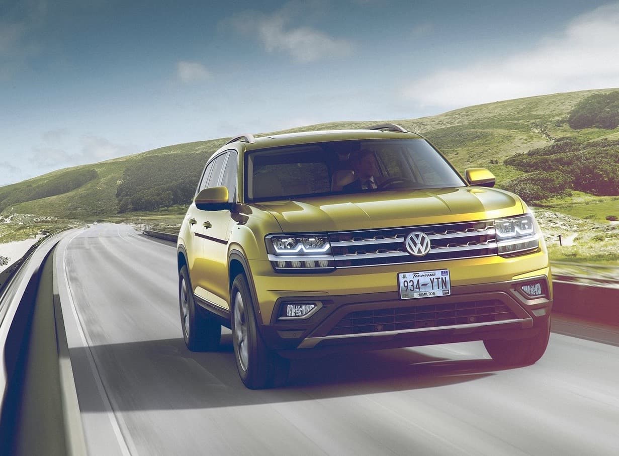 Finalmente Volkswagen develó la camioneta SUV mediana de la que tanto nos ha estado hablando en los últimos meses. De hecho, a final de agosto pasado 
<b><a href="http://www.univision.com/noticias/volkswagen/con-su-proxima-suv-mediana-volkswagen-nos-dice-que-el-futuro-esta-en-las-camionetas" target="_blank">tuvimos la oportunidad de conducir una de ellas</a></b>. Su nombre: Volkswagen Atlas 2018