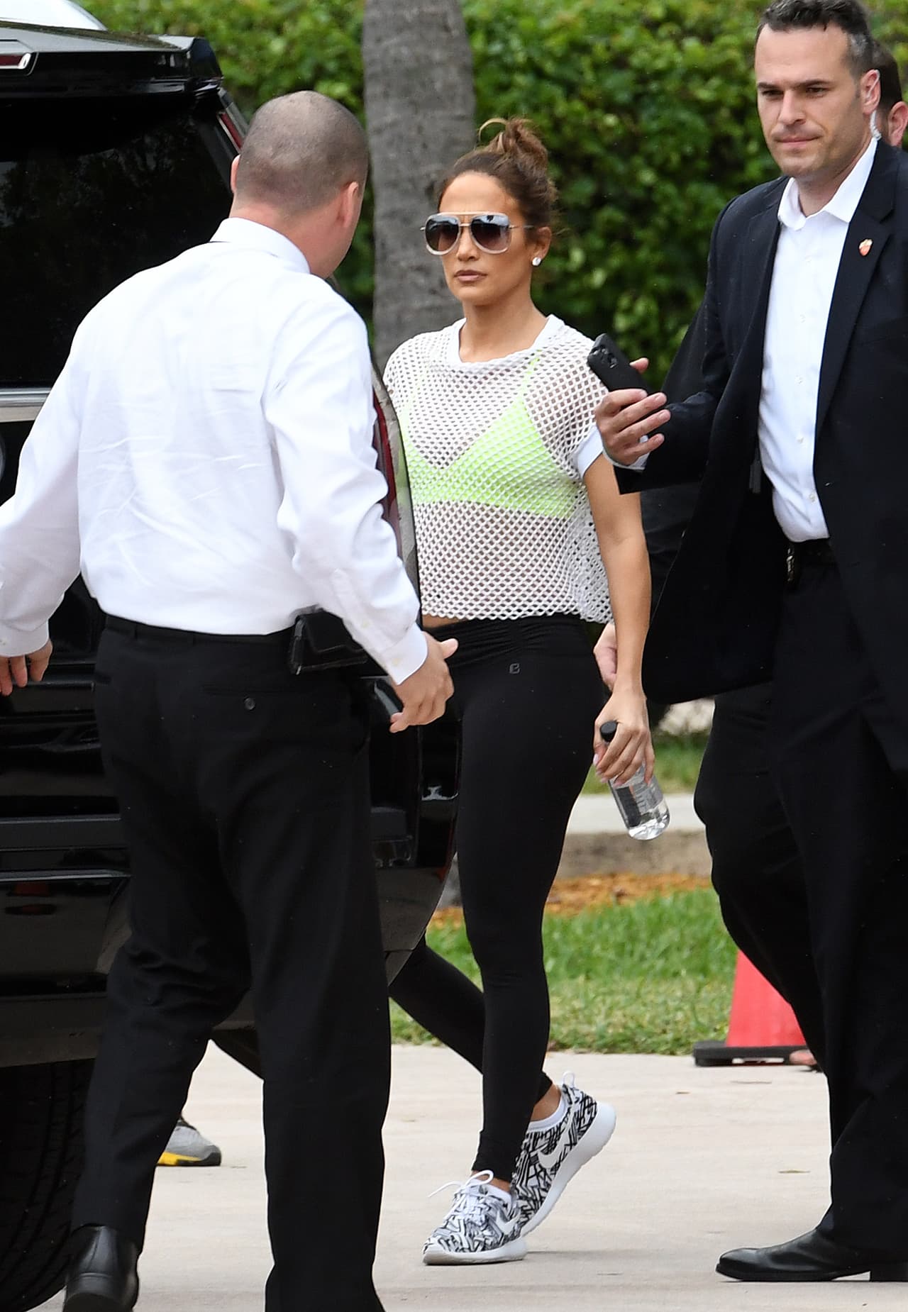 La 'Diva del Bronx' abordó una camioneta que la esperaba.