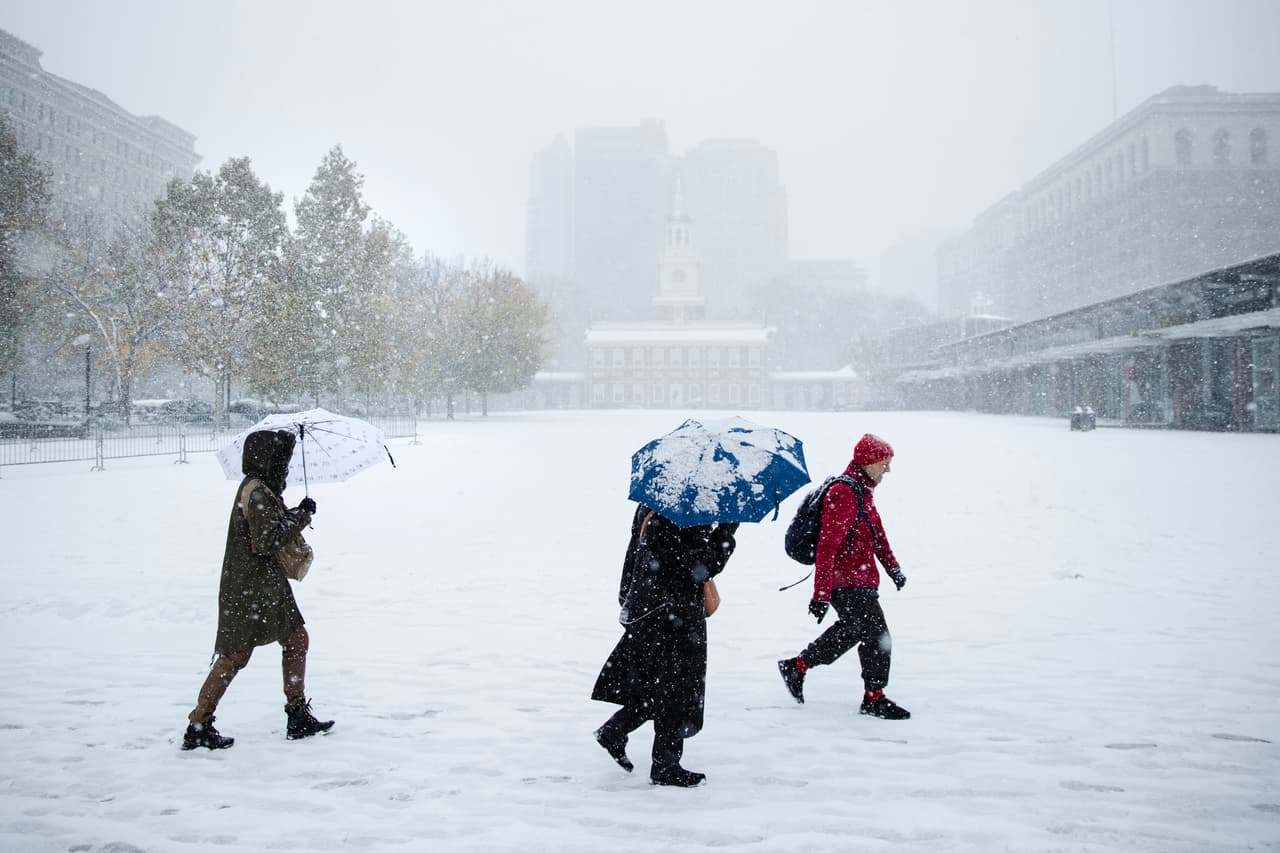 Peatones abriéndose paso bajo la nevada en Philadelphia.