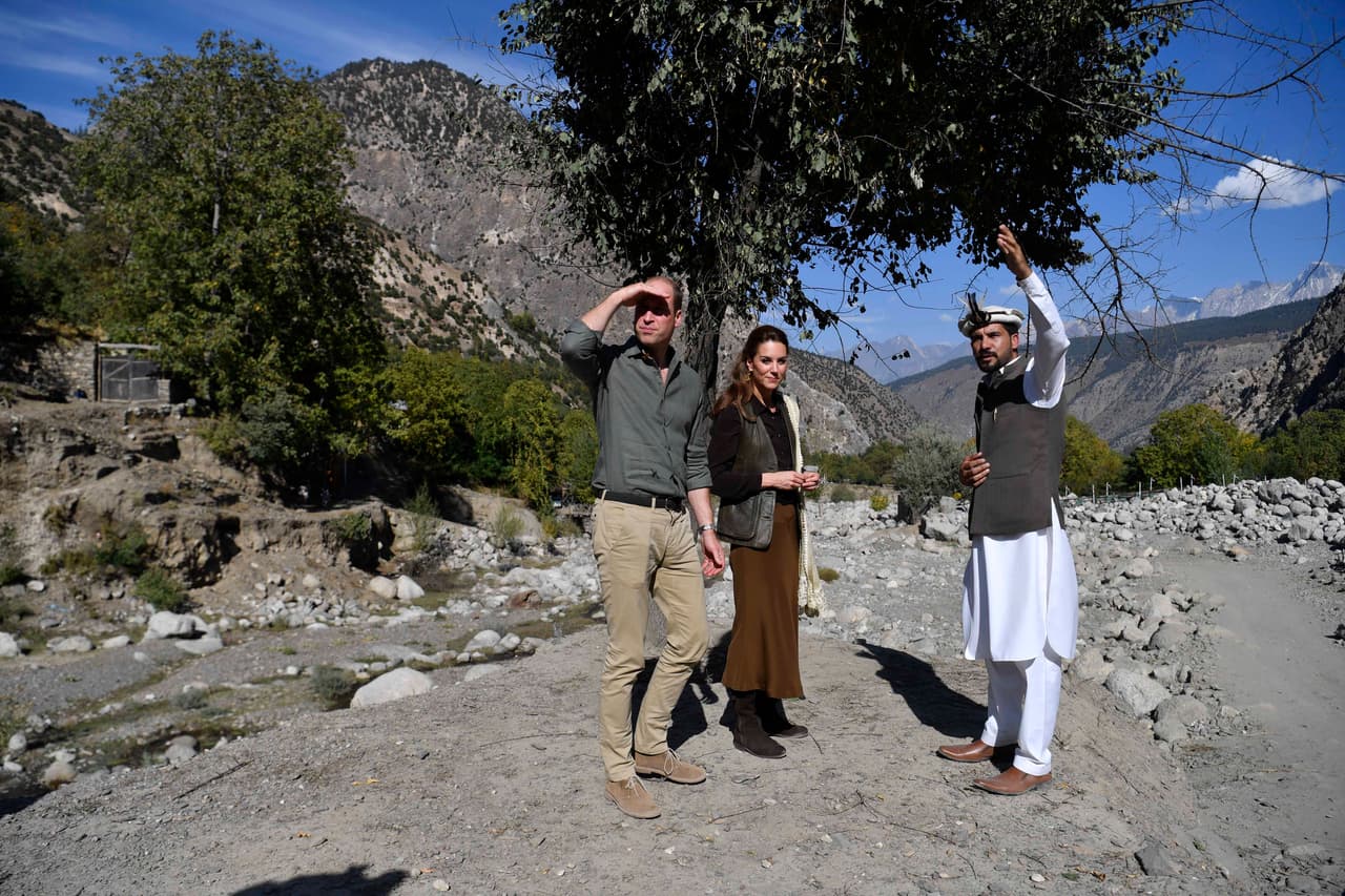De acuerdo con el 
<b><a href="https://www.dailymail.co.uk/news/article-7579371/Duke-Duchess-don-traditional-Pakistani-headwear.html" target="_blank">Daily Mail</a></b>, los duques de Cambridge llegaron en helicóptero para conocer cómo ha afectado a esta región el 
<b><a href="https://www.univision.com/noticias/planeta/entendiendo-el-cambio-climatico-video/embed?simple" target="_blank">cambio climático.</a></b>