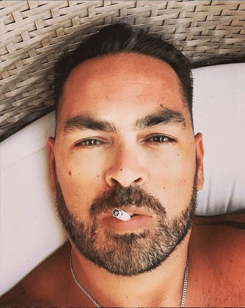 "Estaba yo sentado, estaba llorando, obviamente. Estaba destrozado, pero (refiriéndose a Anahí) te hincaste en el piso, me agarraste de las piernas y empezaste a abrazarme, a decirme 'tranquilo, te vas a ir a México, no te preocupes'", continuó.