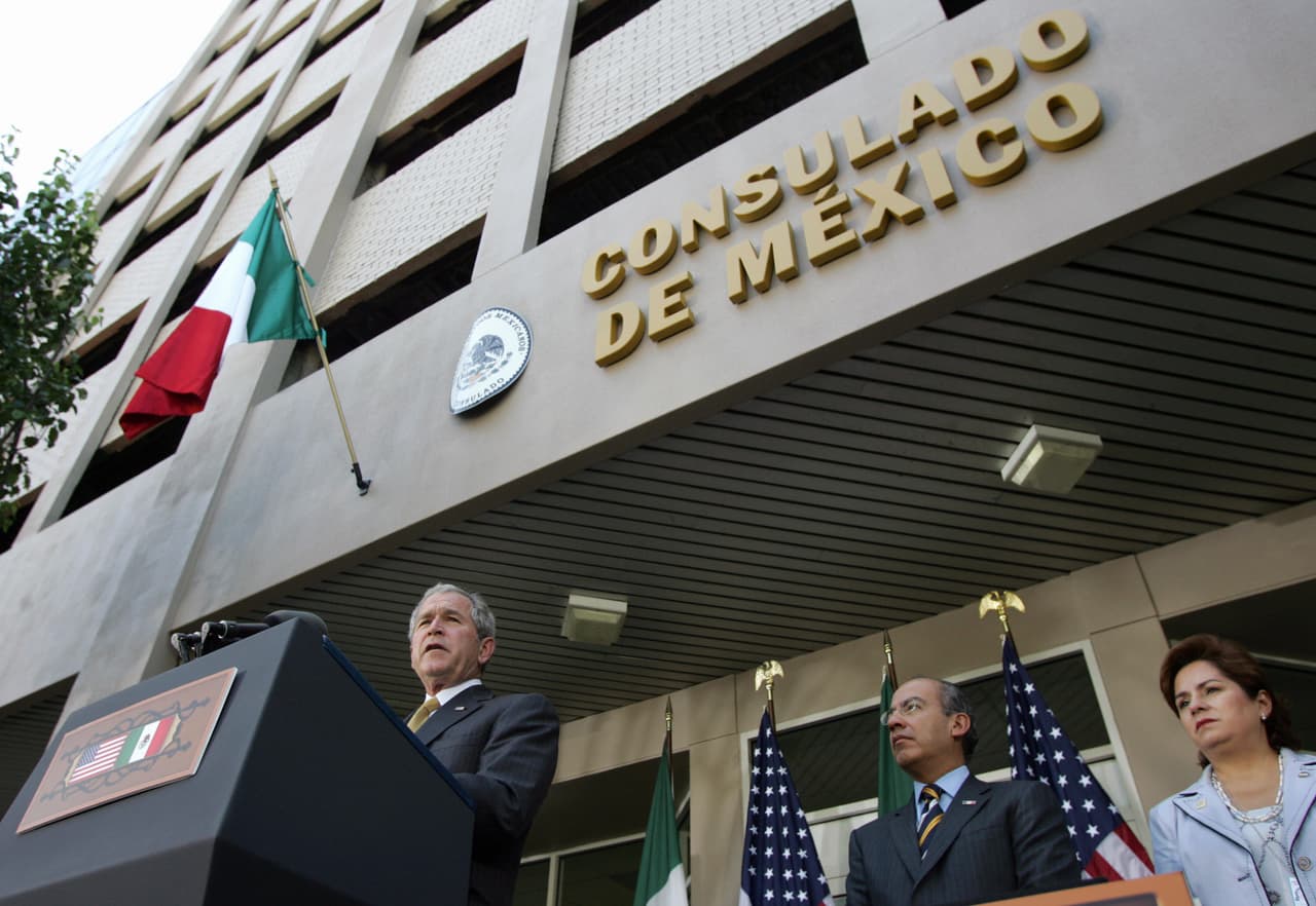 <b>Aquí, números telefónicos más necesitados:</b>
<br>
<br>
<b>México</b>
<br>855-463-6395 o, desde México, 001-520-623-7874.
<br>
<br>
<b>Guatemala </b>
<br>
<u>Tucson</u>, Arizona 520-798-2217 ó 520-398-6912
<br>
<u>Phoenix</u>, Arizona 602-200-3660
<br>
<u>California</u> 213-365-9251
<br>
<u>McAllen</u>, Texas 956-429-3413
<br>
<u>Houston</u>, Texas 713-953-9531.