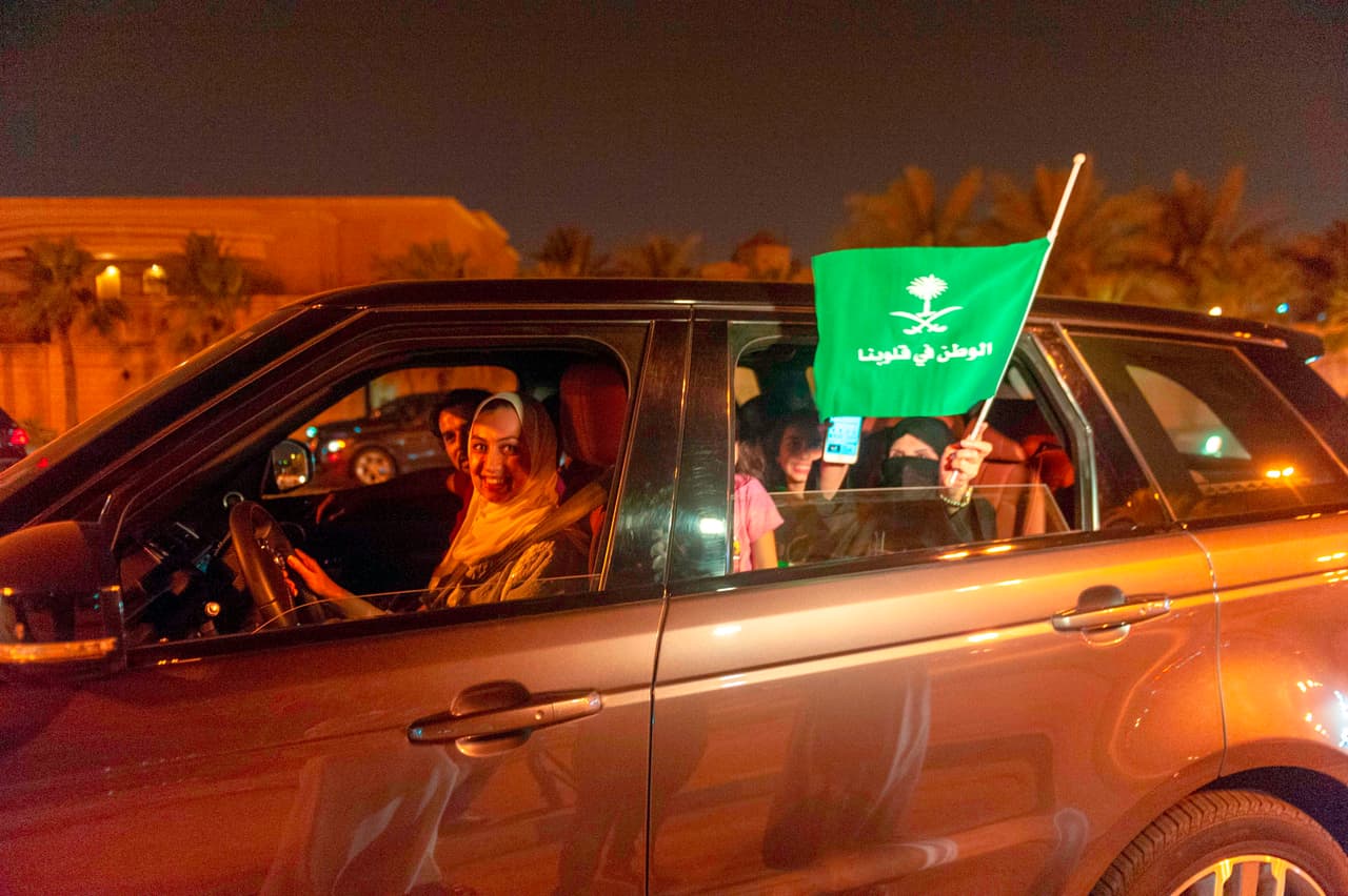Una mujer conduce y sus acompañantes celebran en la madrugada del 24 de junio en Khobar, en la costa del Golfo Pérsico. El príncipe de Arabia Saudita, Mohammed bin Salman, quien es hijo del rey Salman, es visto como la fuerza impulsora de estos cambios.
